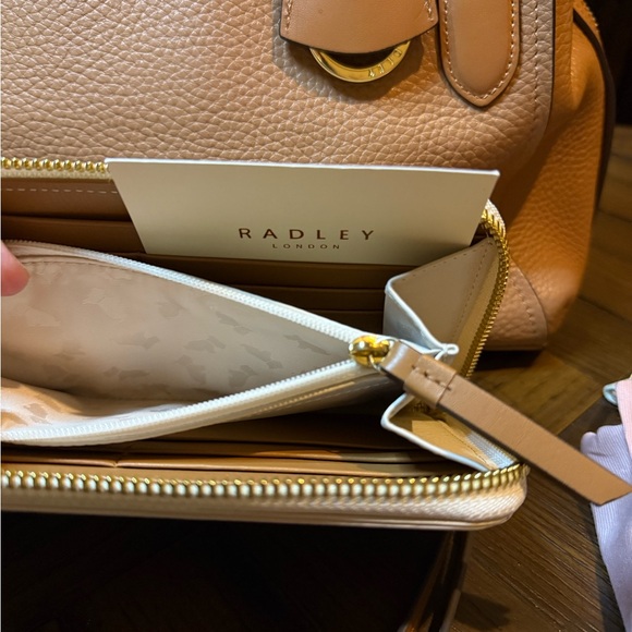 🔥 Fire Sale 🔥
RADLEY LONDON Medium Zip-Top Shoulder Bag w/Tag, Duster & Wallet - Picture 7 of 16